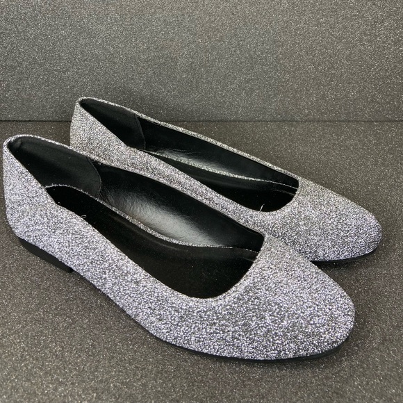 Qupid Women’s Moby-22 Pewter Stretch Lurex Flats Size‎ 8.5 (W56)
New in box - Picture 3 of 7